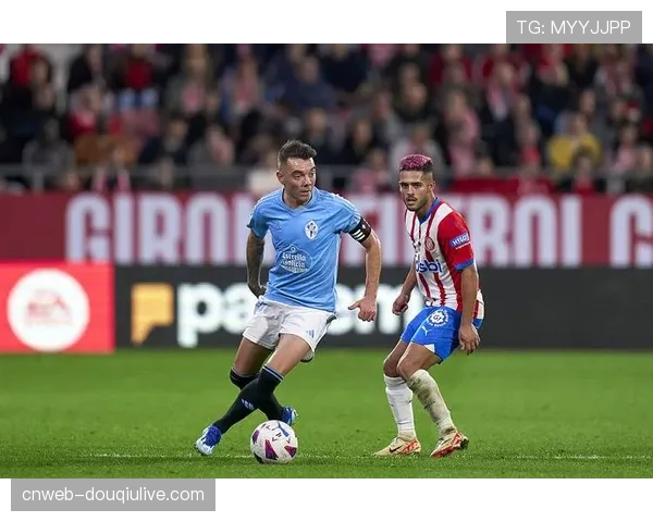 场边趣闻:塞尔塔主场小球童闪电般将备用足球掷入场内 场边趣闻:塞尔塔主场小球童闪电般将备用足球掷入场内