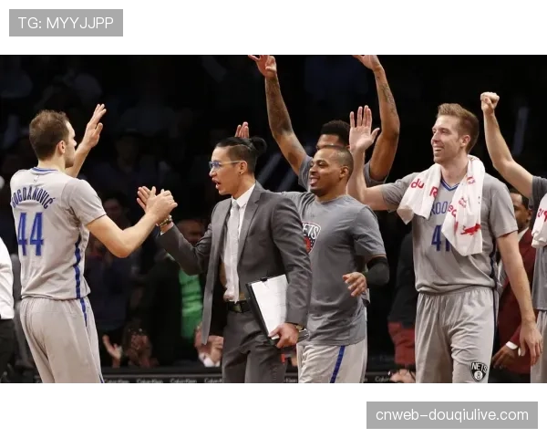 现场观察:更多球队在暂停时使用电子战术板进行动态部署 现场观察:更多球队在暂停时使用电子战术板进行动态部署