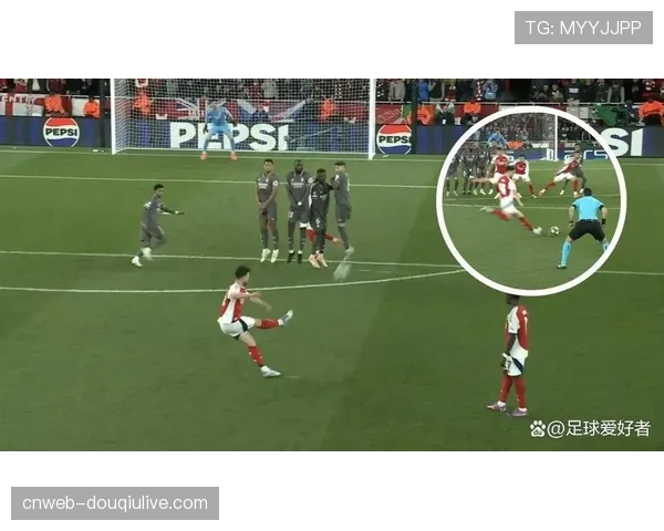 特写：点球罚失后，萨卡低头伫立，厄德高上前搂住队友肩膀安慰